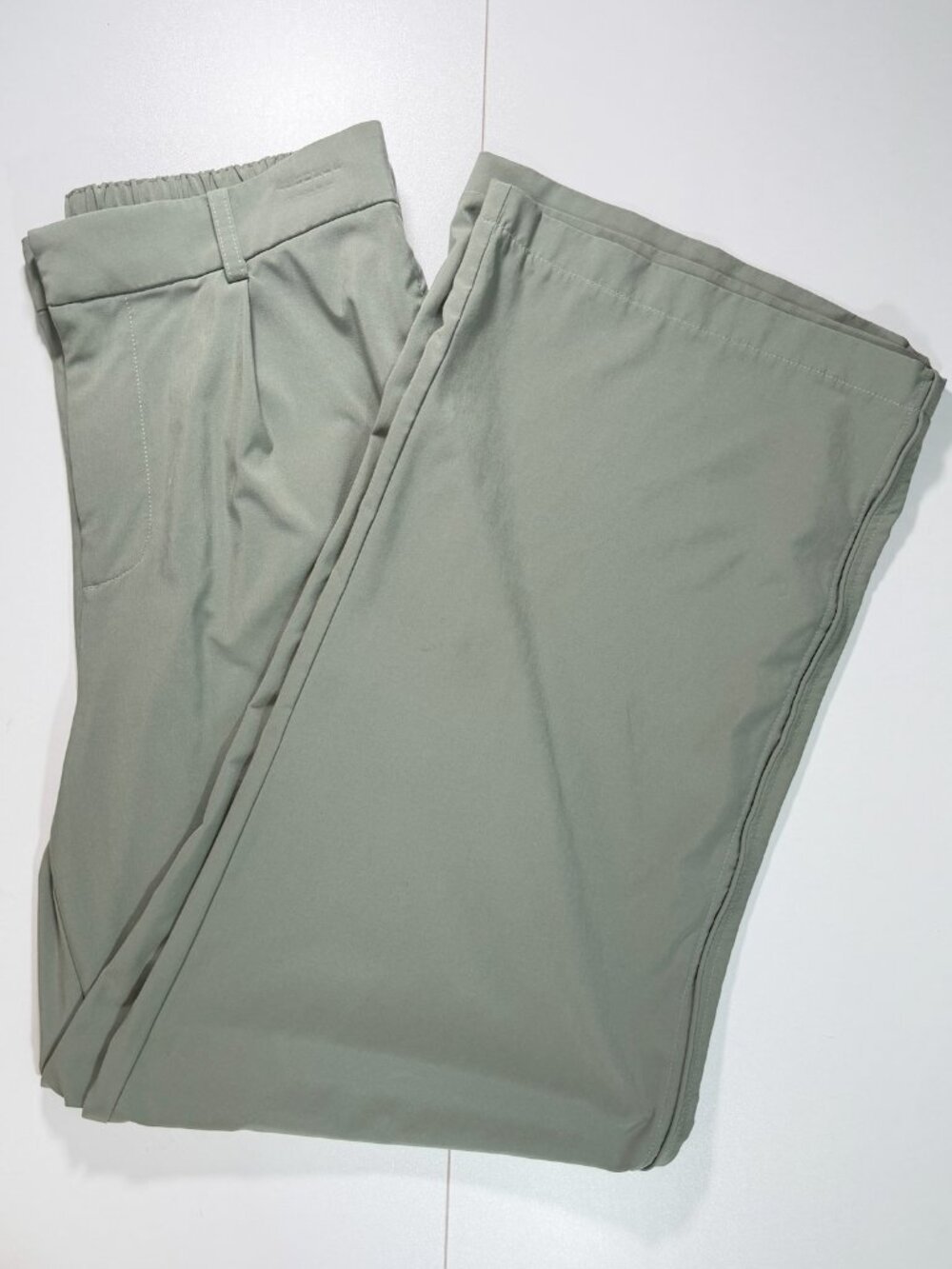 Vuori Villa Trouser Sweet Pea Green Medium Wide Leg Travel Pants Athleisure